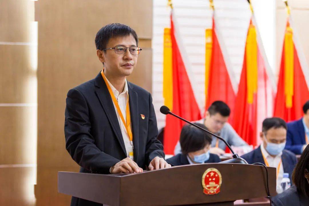 镇党委副书记尤国辉代表安海镇总工会第六届委员会作工作报告