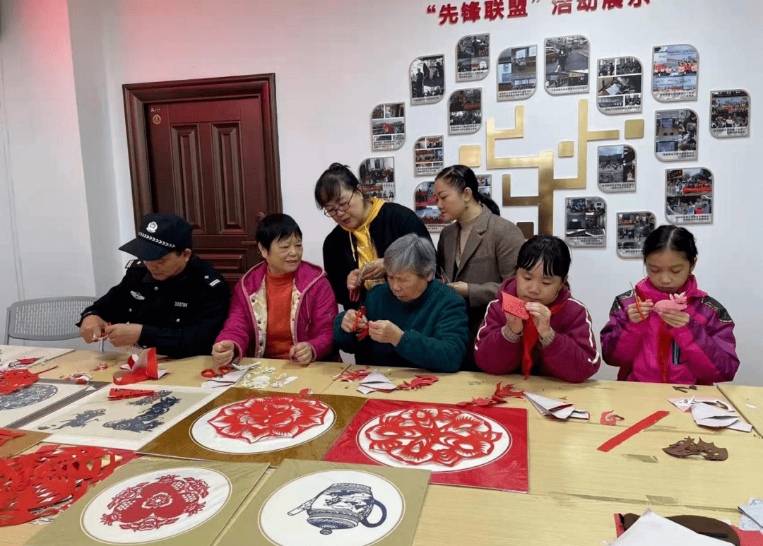 竹林社区开展"非遗讲堂进社区 巧手剪纸共传承"社会实践活动