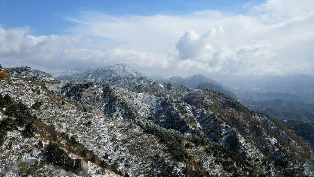 一场初雪降临蓝关古道,皑皑白雪覆盖着群山,衬着碧蓝