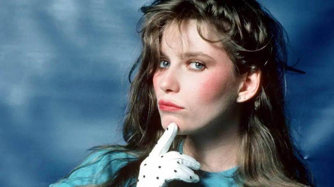 1977年7月1日,丽芙·泰勒生于美国缅因州波特兰市,她的母亲bebe buell