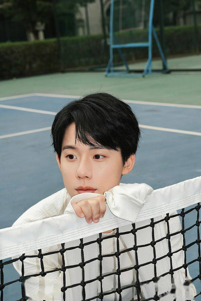 周奇校园操场大片少年感满满篮球作伴肆意挥洒青春朝气