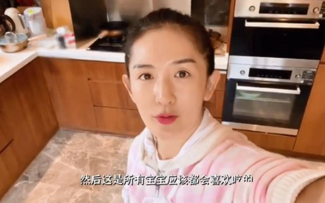 小视频|40岁谢娜给女儿们做菜，素颜状态好，生完二胎恢复佳，被夸好贤惠