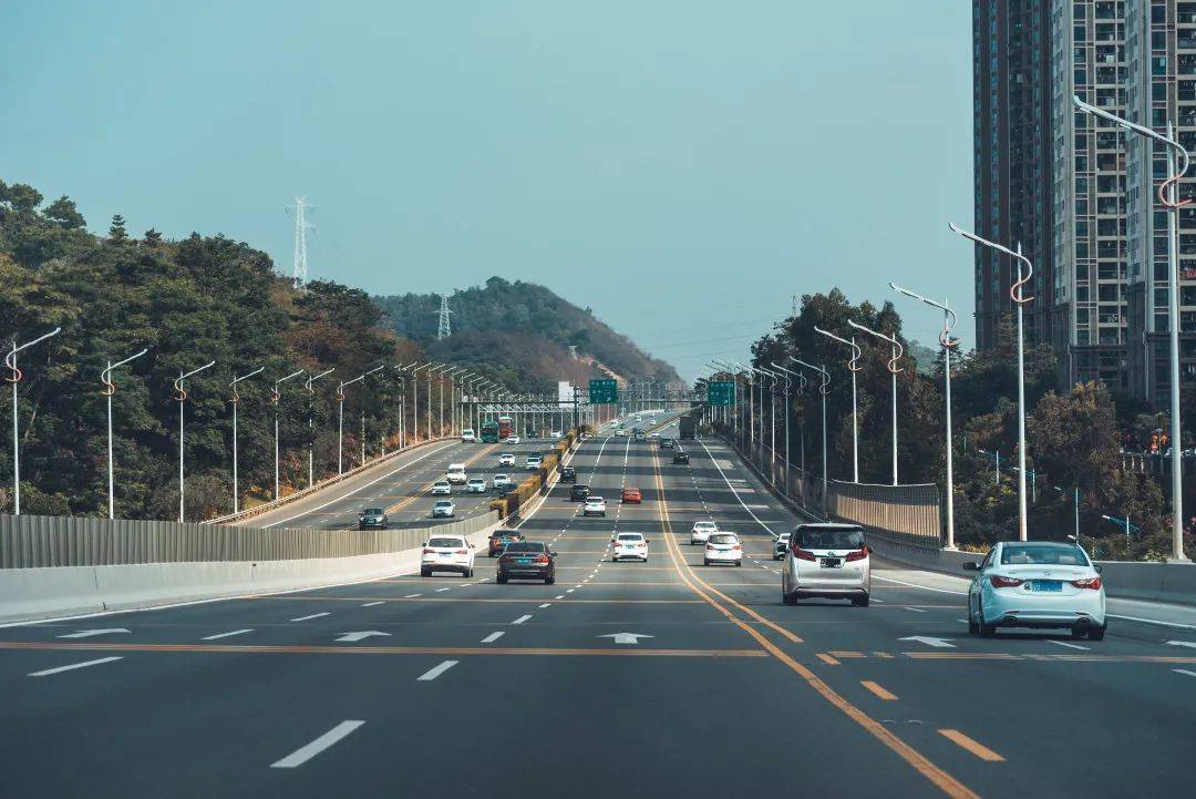 起點位於杭州市蕭山區南陽街道,在紅山村附近接擬建的杭州中環(104