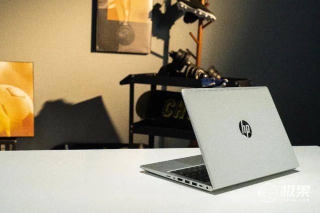 商务本超能挑战！正面硬扛350斤杠铃/足球飞射/花式滑板，结局看傻了