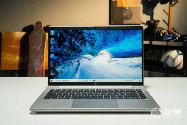 商务本超能挑战！正面硬扛350斤杠铃/足球飞射/花式滑板，结局看傻了