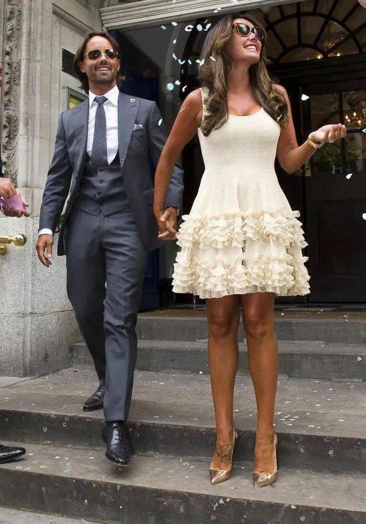 到了该结婚的年龄,她又嫁给了超级富豪银行家jay rutland, 他们2013年