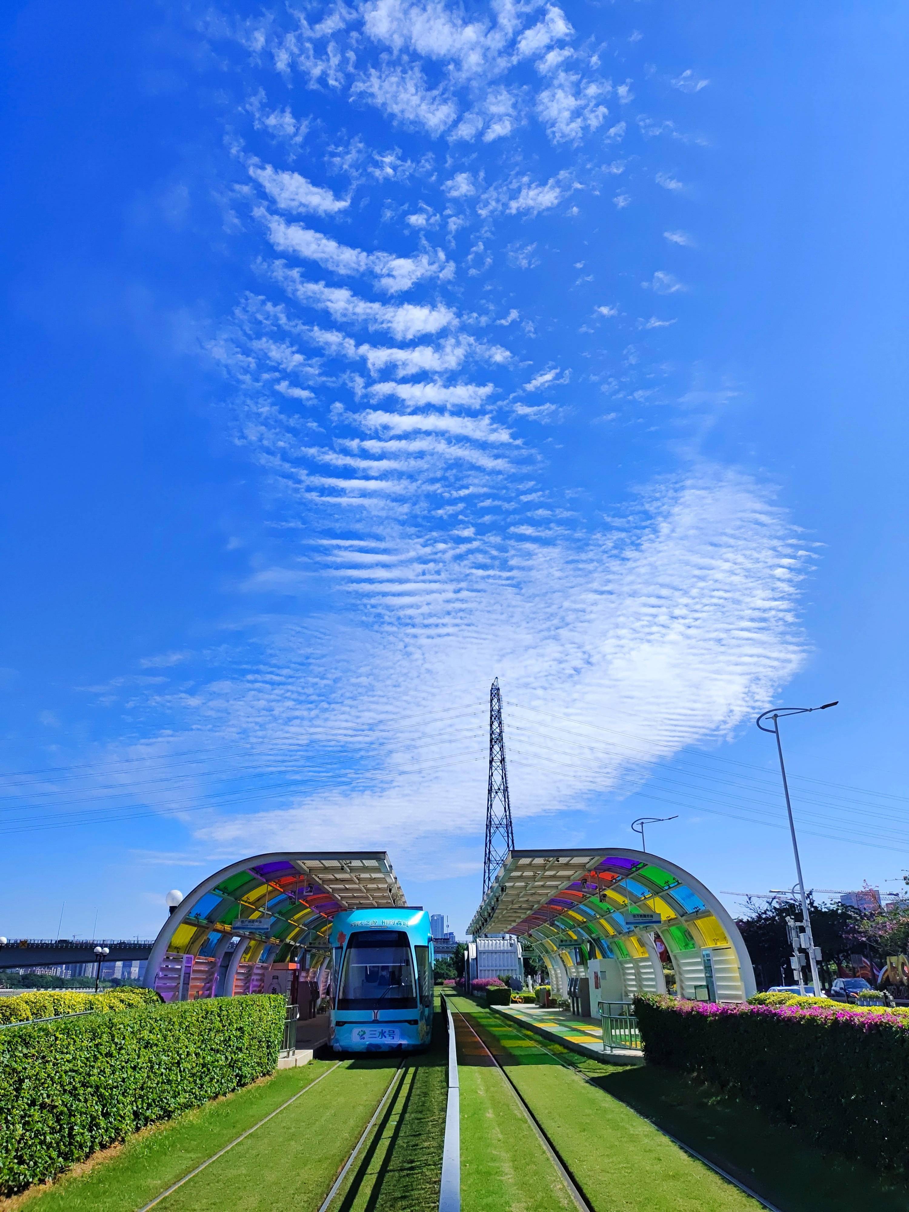 海珠区阅江路一带,美丽的风景在阳光和蓝天的衬托下更加怡人.