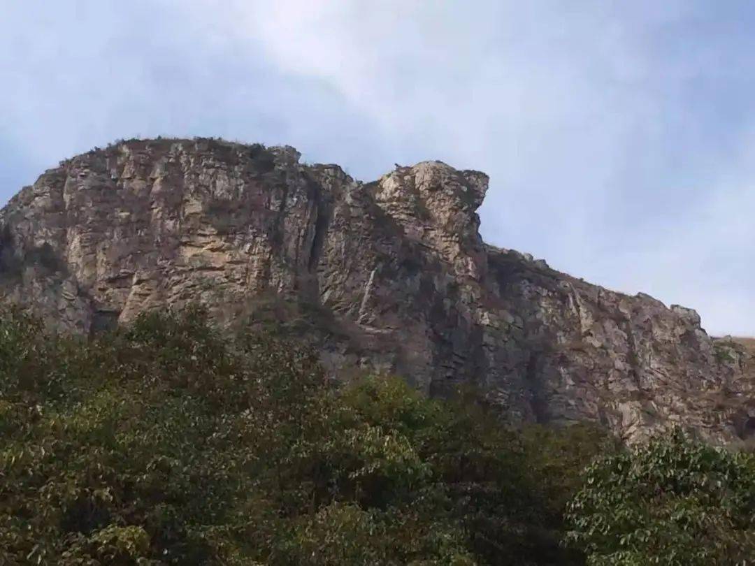 石狗山位於平陽西境南雁鎮境內,由三座主峰鼎足而立,最高峰虎屏峰海拔