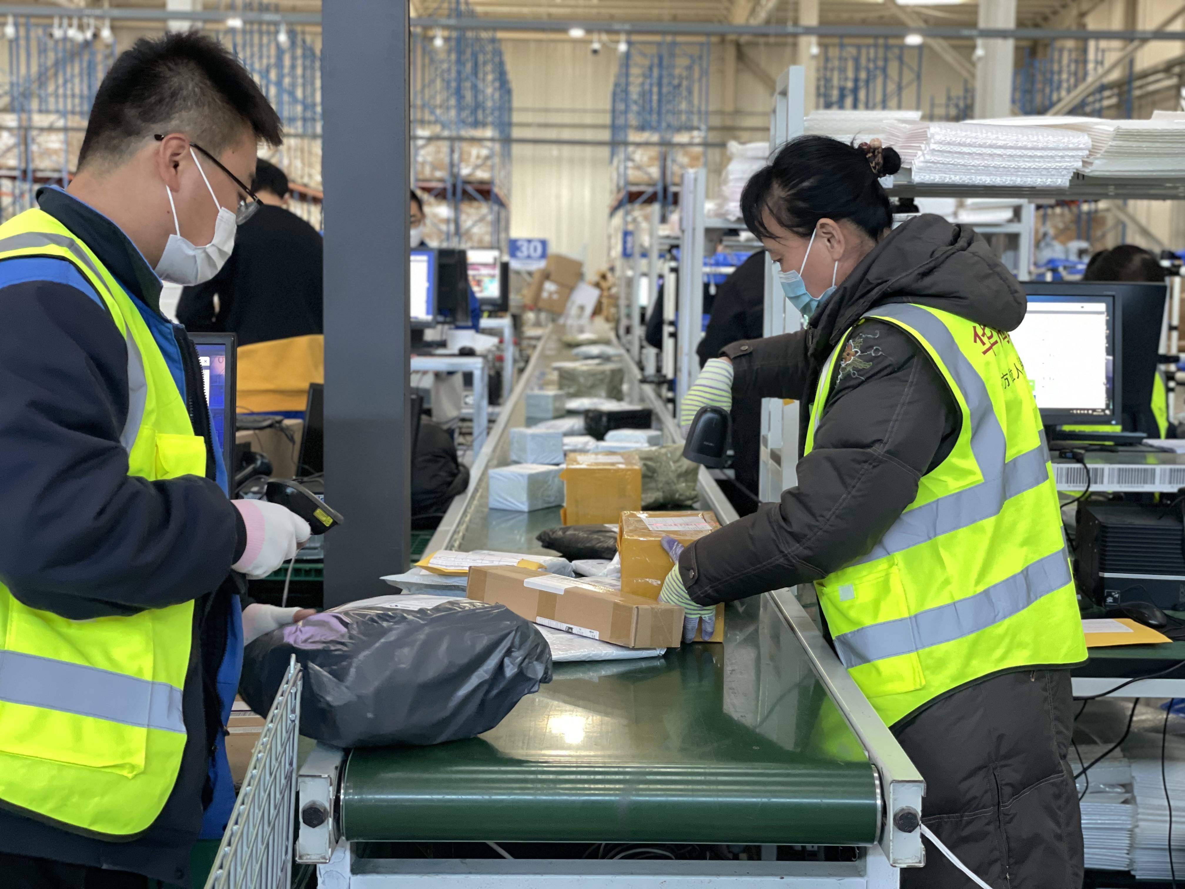 速卖通威海仓双"11"开卖后员工拣货此外,今年双"11"前夕,速卖通加强了