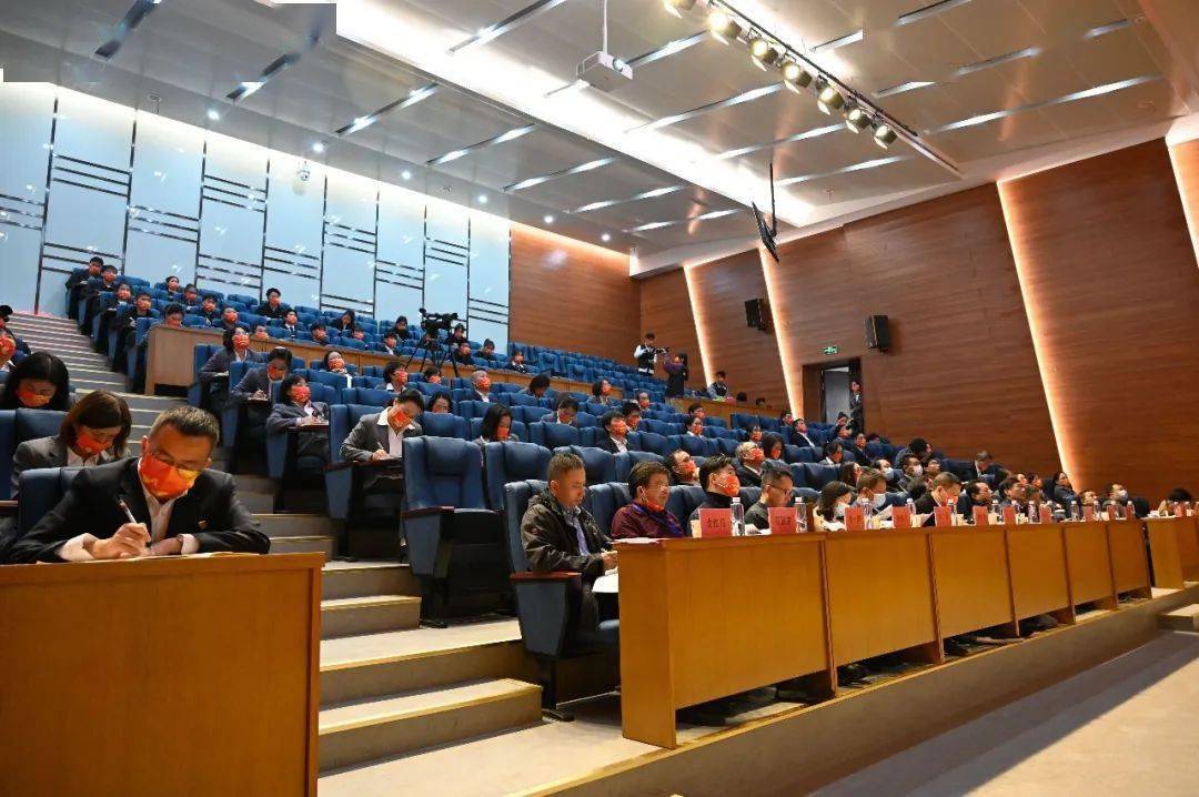 省教育厅职成处处长何泽云,湖北省教科院诊改办主任周诗杰,专家组9名