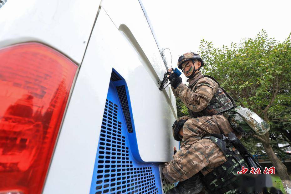 武警贵州总队机动支队开展交通工具反劫持演练