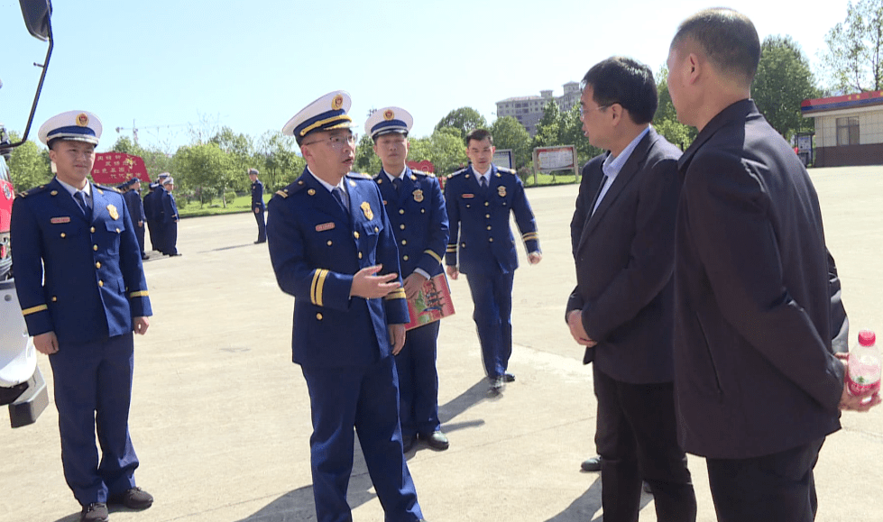 颜卓洲,谢飞跃了解了消防救援指战员的工作,生活及执