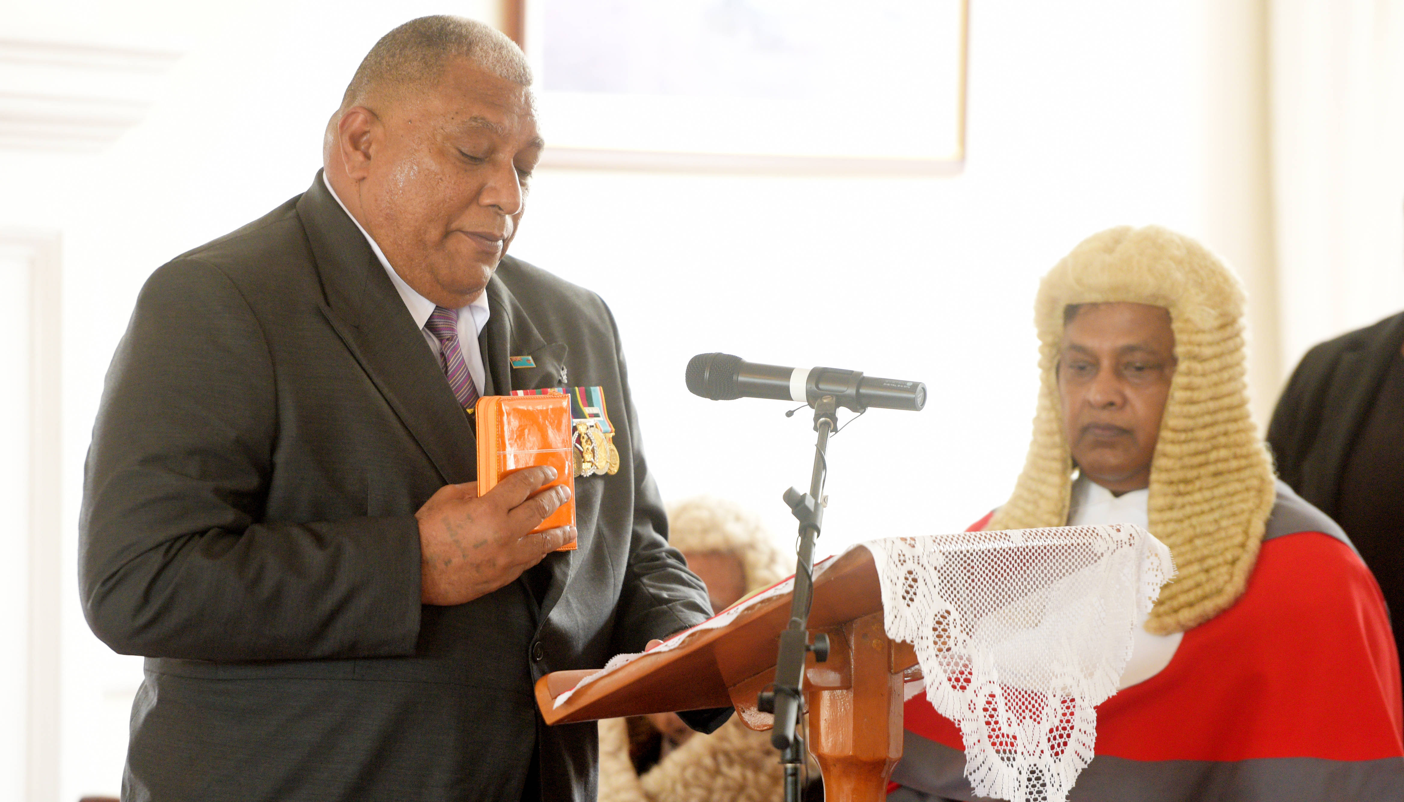 斐济新总统卡托尼韦雷宣誓就职