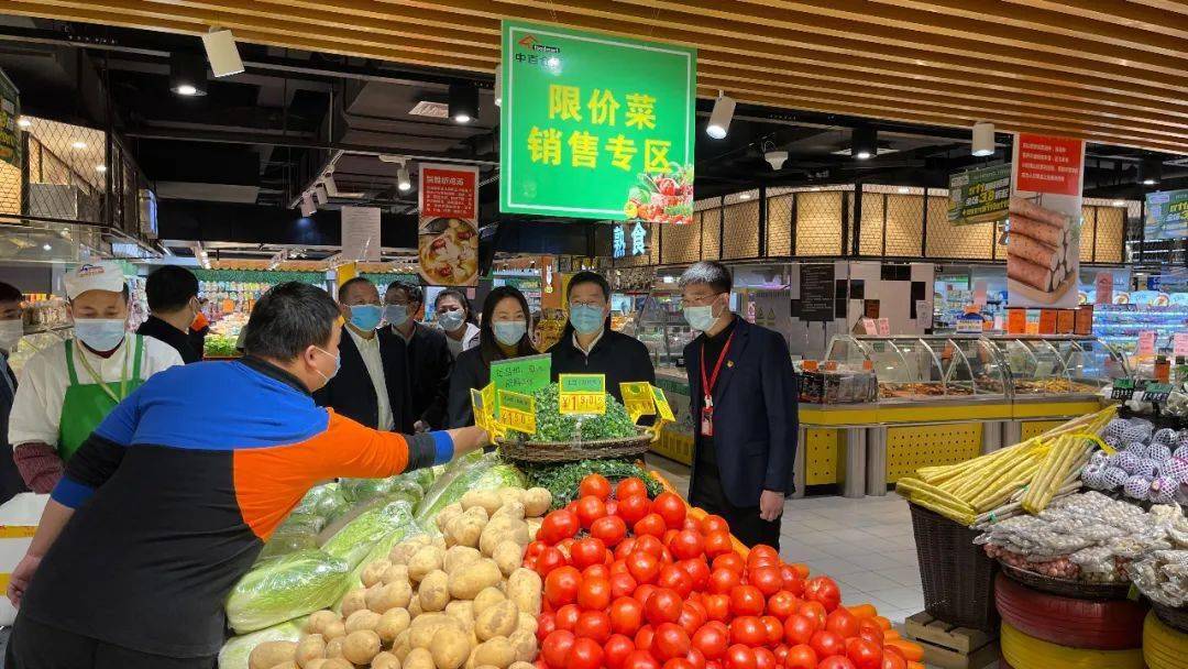 武汉市副市长江伟等领导一行调研中百仓储竹叶山店全国文明城市创建