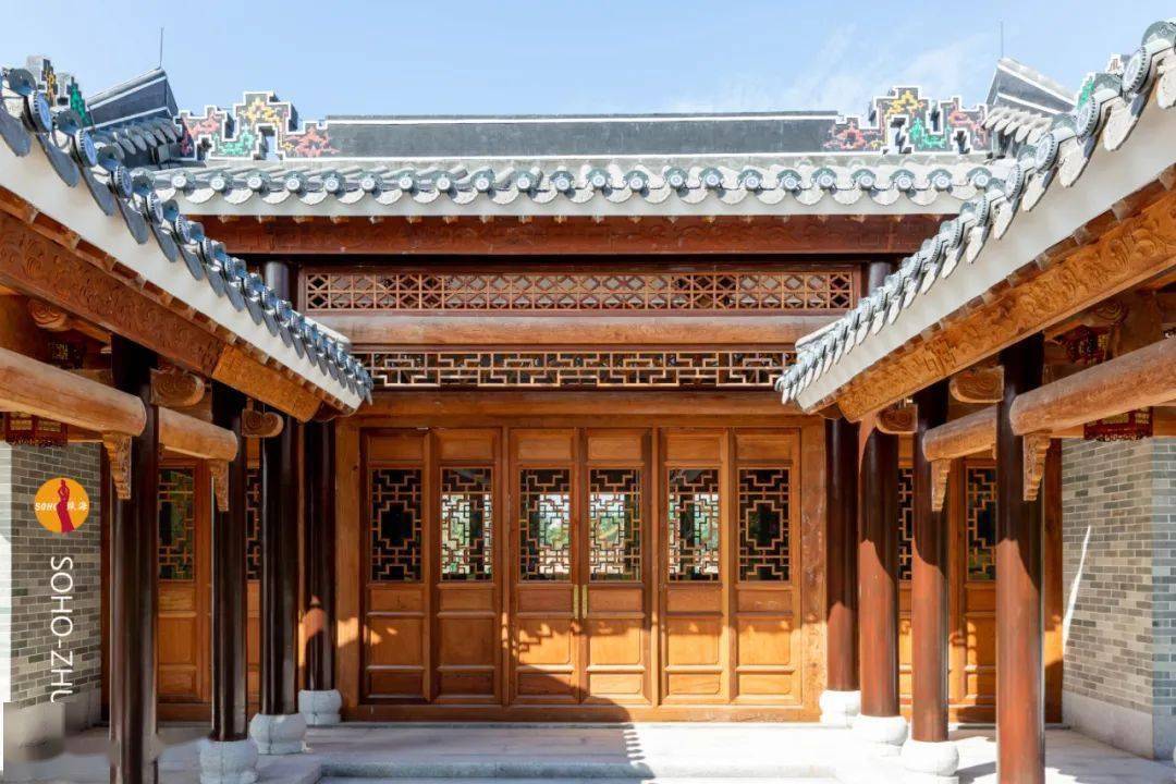 建筑采用岭南传统的卷棚歇山顶建筑,在岭南四大名园(番禺余荫山房