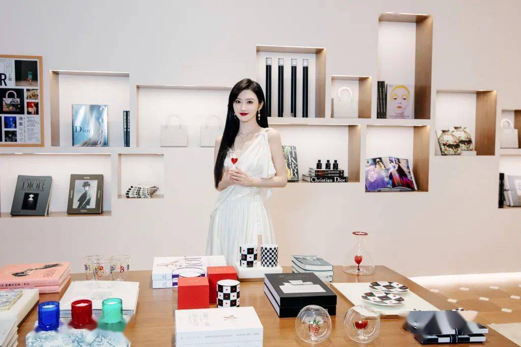 艺术让Angelababy 景甜 任敏 都爱不释手的LADY DIOR，又出“新皮肤”啦！