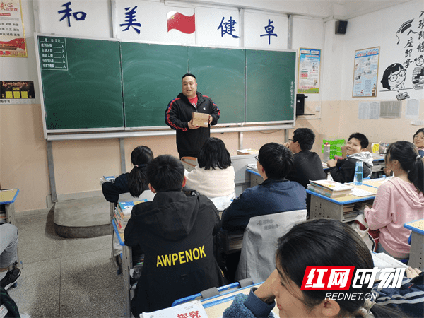 共青团冷水滩区委领导到高峰学校为青年大学习获奖同学颁奖