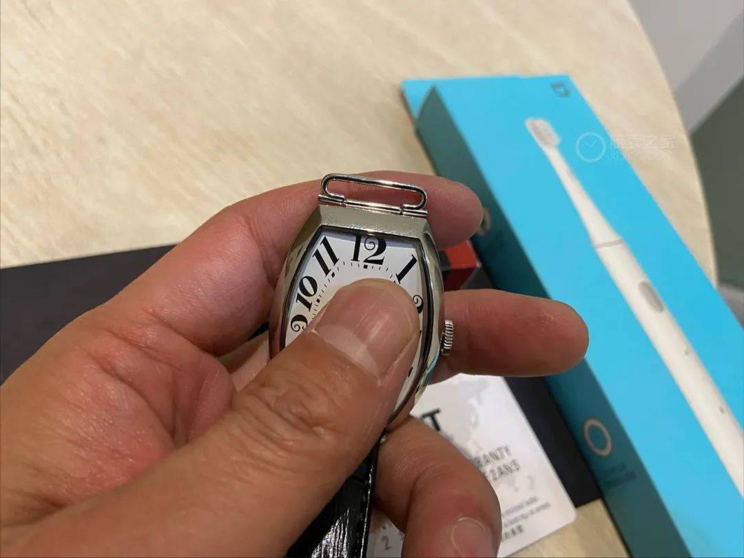 酒桶我买了只女表，戴上居然没有人认出来