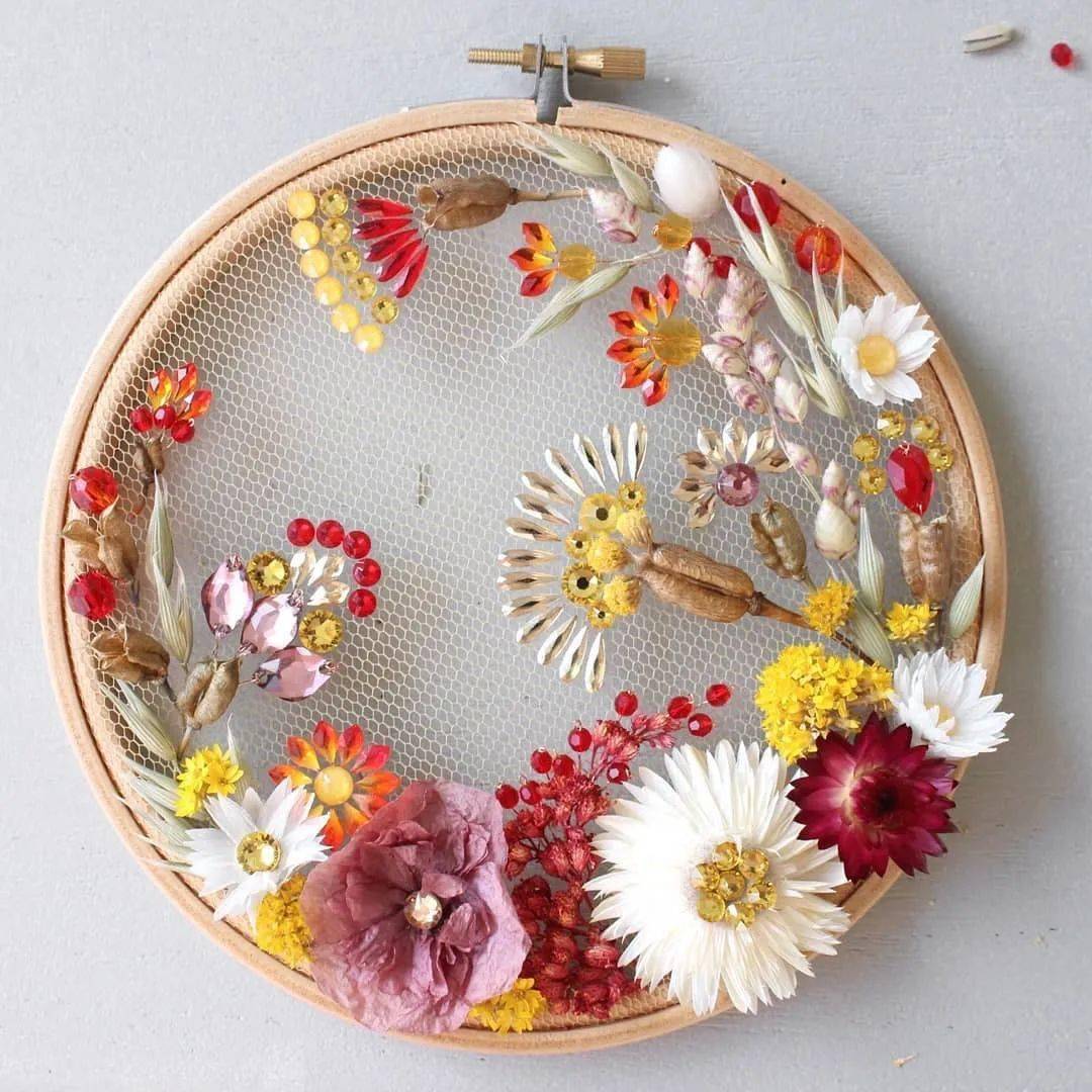 令人着迷的花花世界英国手工艺术家olgaprinku用花朵穿针引线