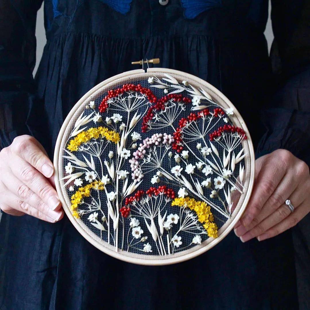 令人着迷的花花世界英国手工艺术家olgaprinku用花朵穿针引线