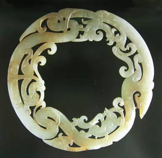 汉代的玉器种类很多,按社会功能和用途的不同,可以分为:日用品,装饰品