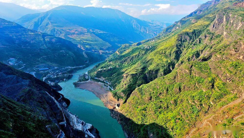 鸟瞰金沙江白鹤滩水电站