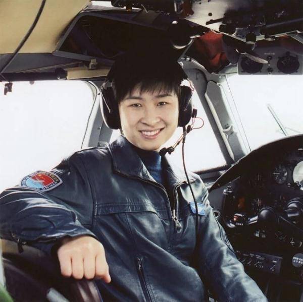 看惯了穿航天服的航天员，想看看穿军装的他们吗？