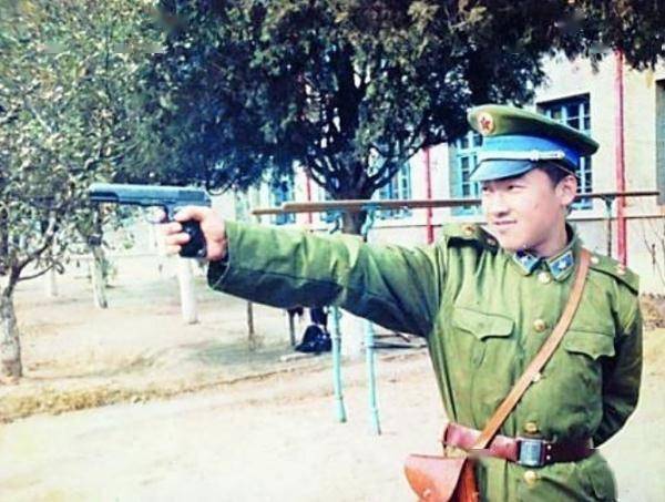 看惯了穿航天服的航天员，想看看穿军装的他们吗？