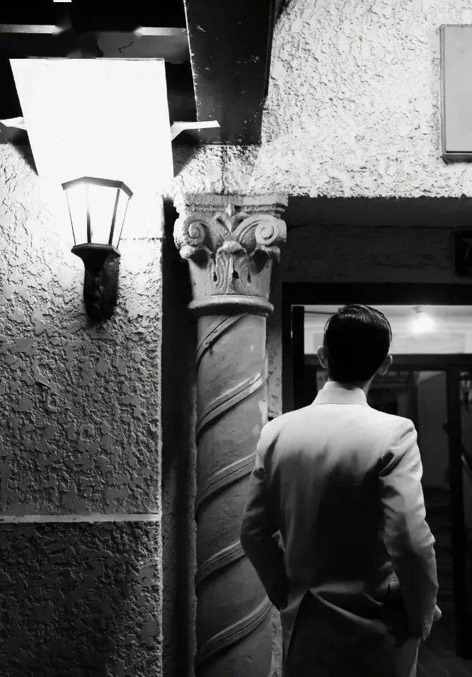 时代|邓伦新剧《夜旅人》杀青，晒背影照并发文告别角色盛清让