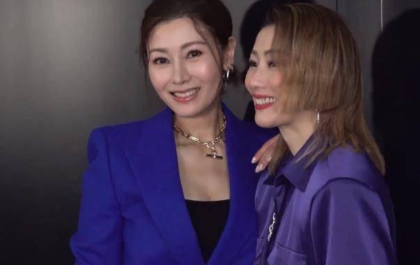 好友51岁李嘉欣晒美照，穿蕾丝裙大秀香肩锁骨，俏皮可爱似少女