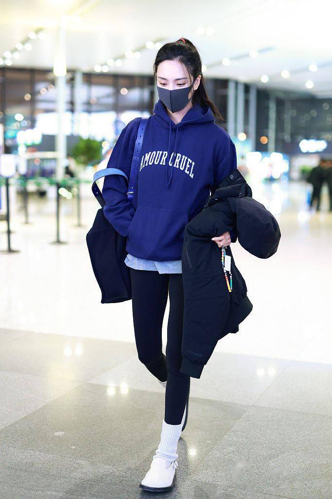 卫衣 王紫璇穿藏蓝hoodie紧身legging 显白显瘦运动时尚
