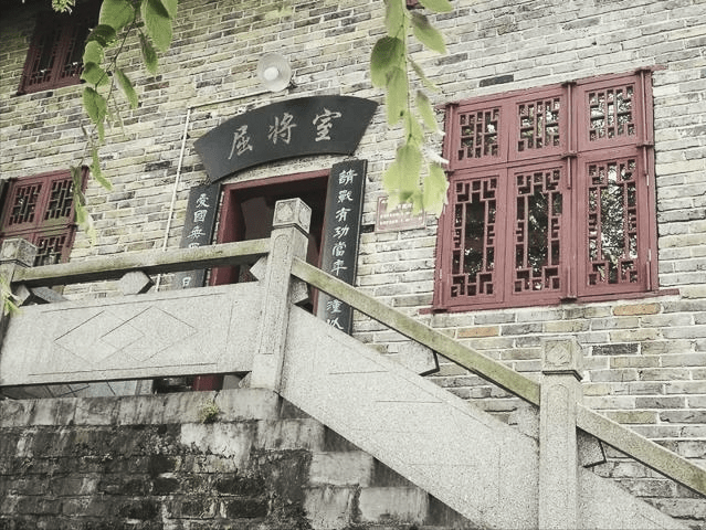 特务们在苏仙观里转来转去,在大殿的东北角里,找到三间还能够勉强住人