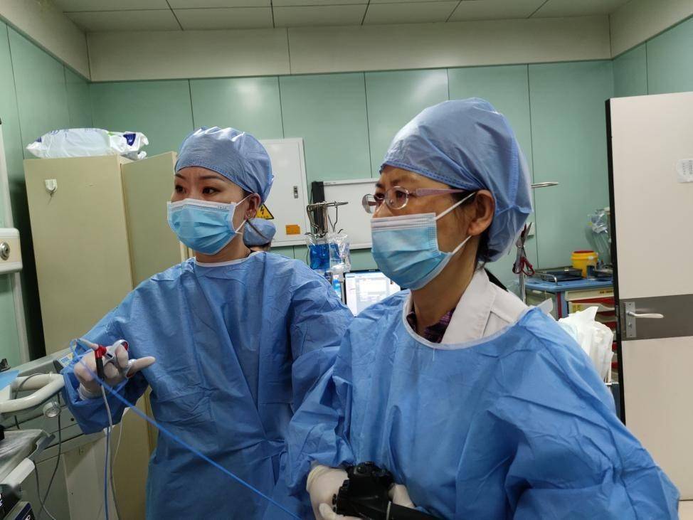 哈医大二院消化内科主任曲波教授(右)为患者进行治疗.