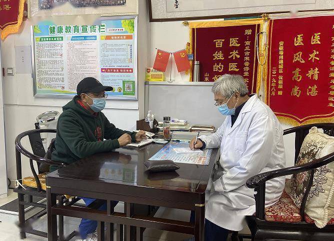 76岁老中医早年断臂后从三本书开始自学从医40多年热衷义诊帮助病人