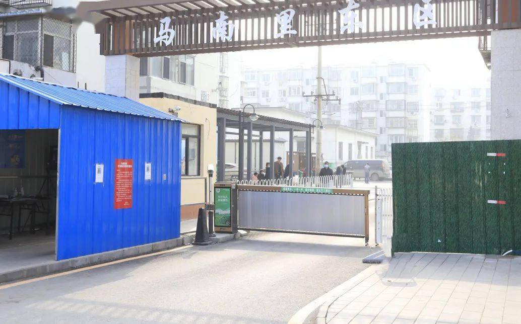 改造后的东,西区大门出入口,入眼便是崭新气派的小区门头,上面醒目的