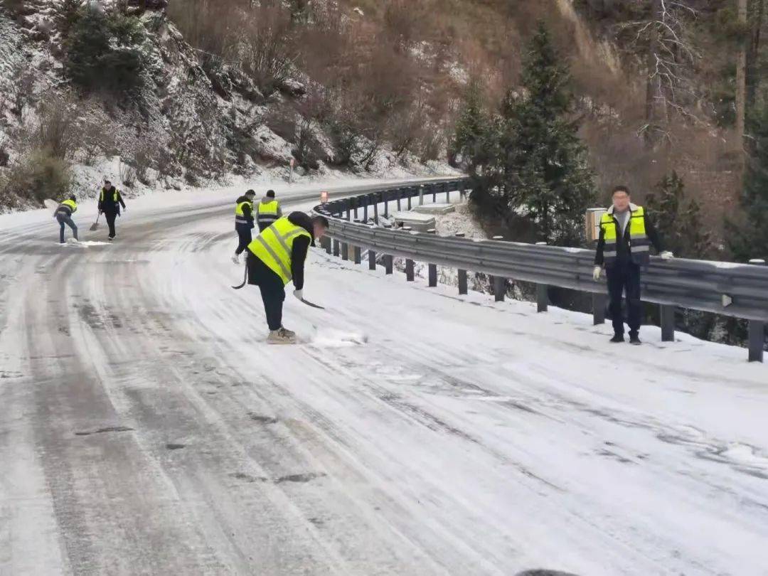 积雪|九寨沟县公路局：扫雪除冰 暖心为民