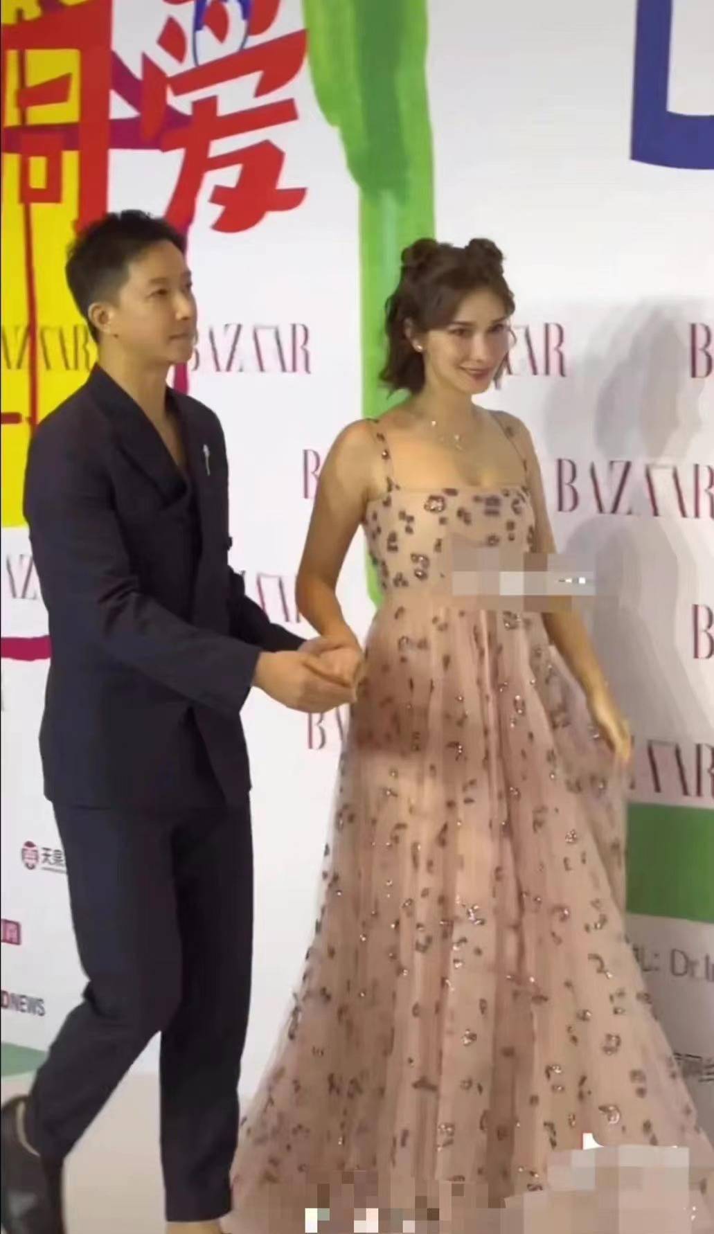 小腹韩庚夫妇牵手走红毯，甜蜜互动，卢靖珊小腹凸起，网友：孕相十足？