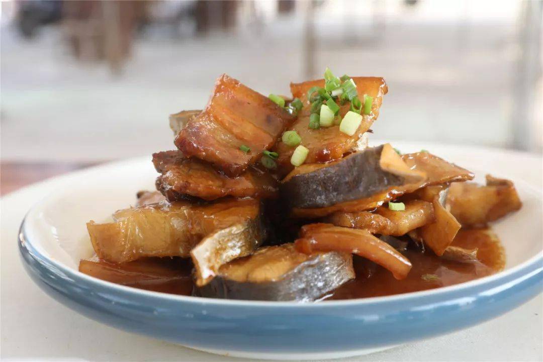 各式各样的做法豉汁盘龙鳗,鳗鱼煲汤等当地流传着红烧鳗鱼,烤鳗块,风