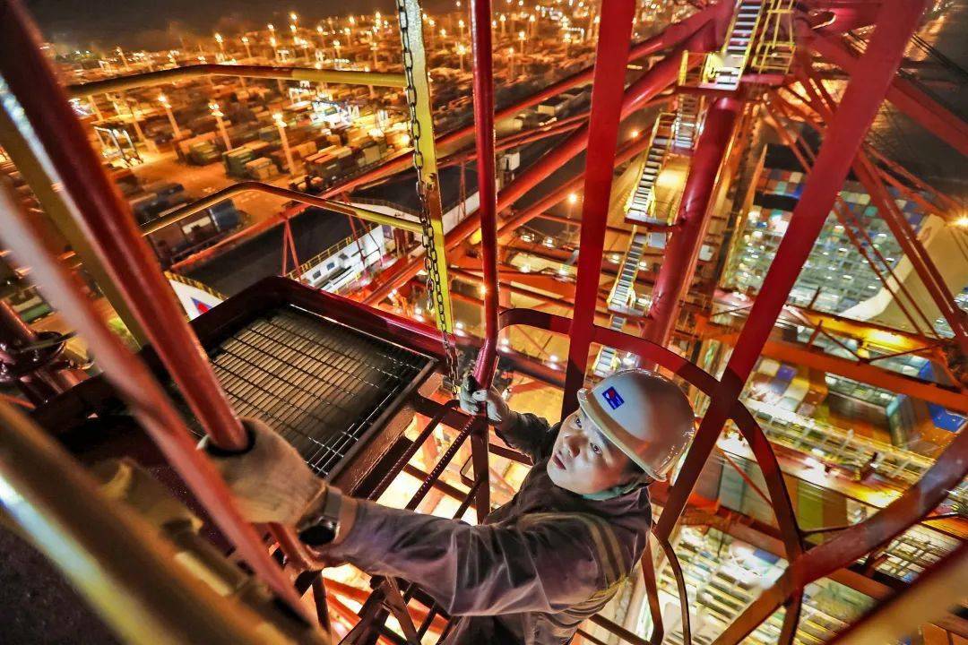 大国工匠在40米高空穿针引线