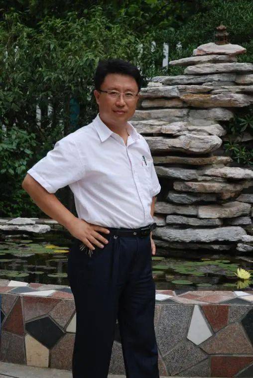 郑守东,青岛市第三实验中学教师.