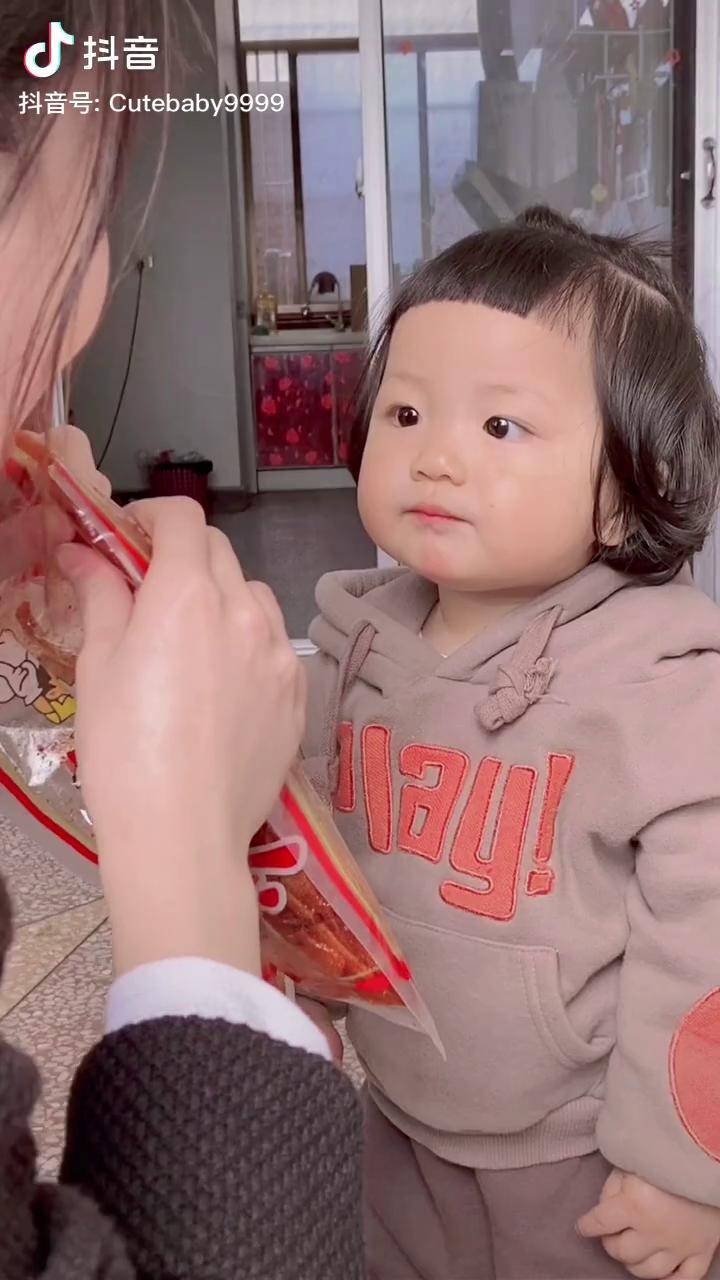 吃没吃到不重要你就说动作到不到位人类幼崽1岁小女孩看到小姨吃辣条