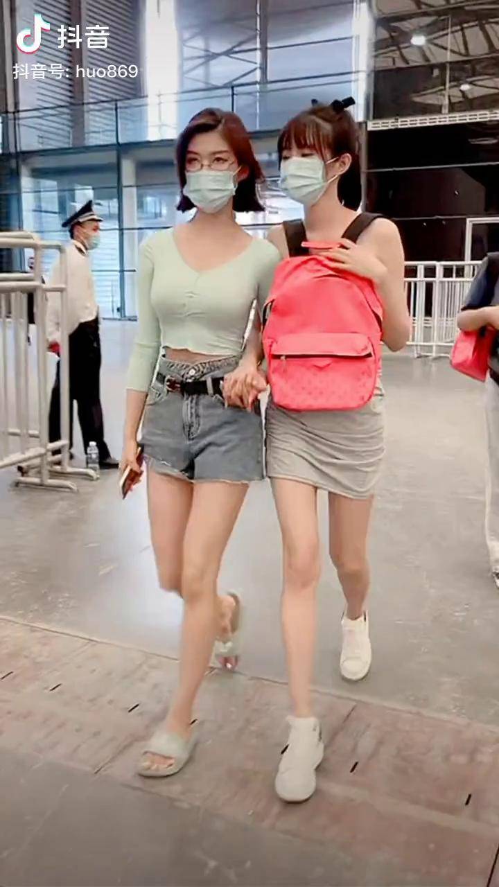 美女清纯女神女神车模小姐姐最美车模最美车模抱起小熊就跑颜值