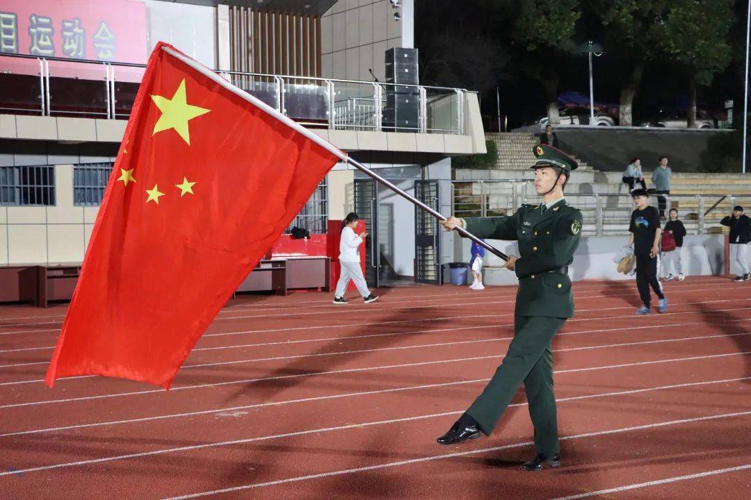 是红旗下的"护卫队"