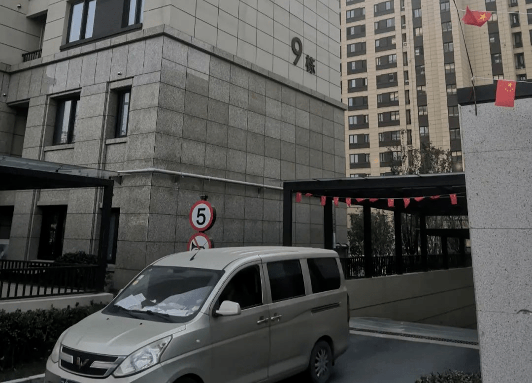 进入小区,记者看到业主的车辆都从地下车库北面出口的道路进出,由于