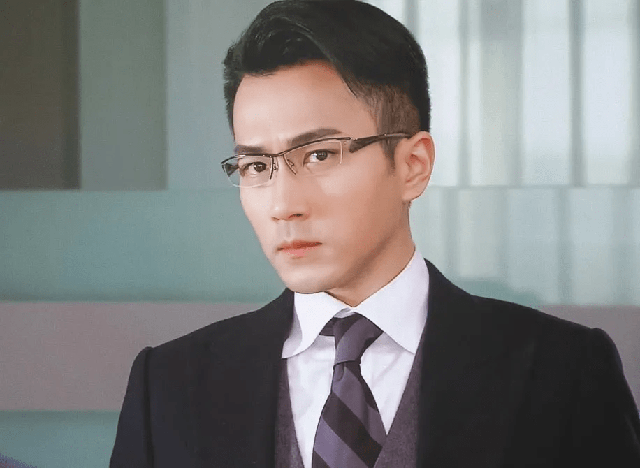 据说莫绍谦的眼镜扮相,也是刘恺威特意设计的,为了角色更贴近"衣冠