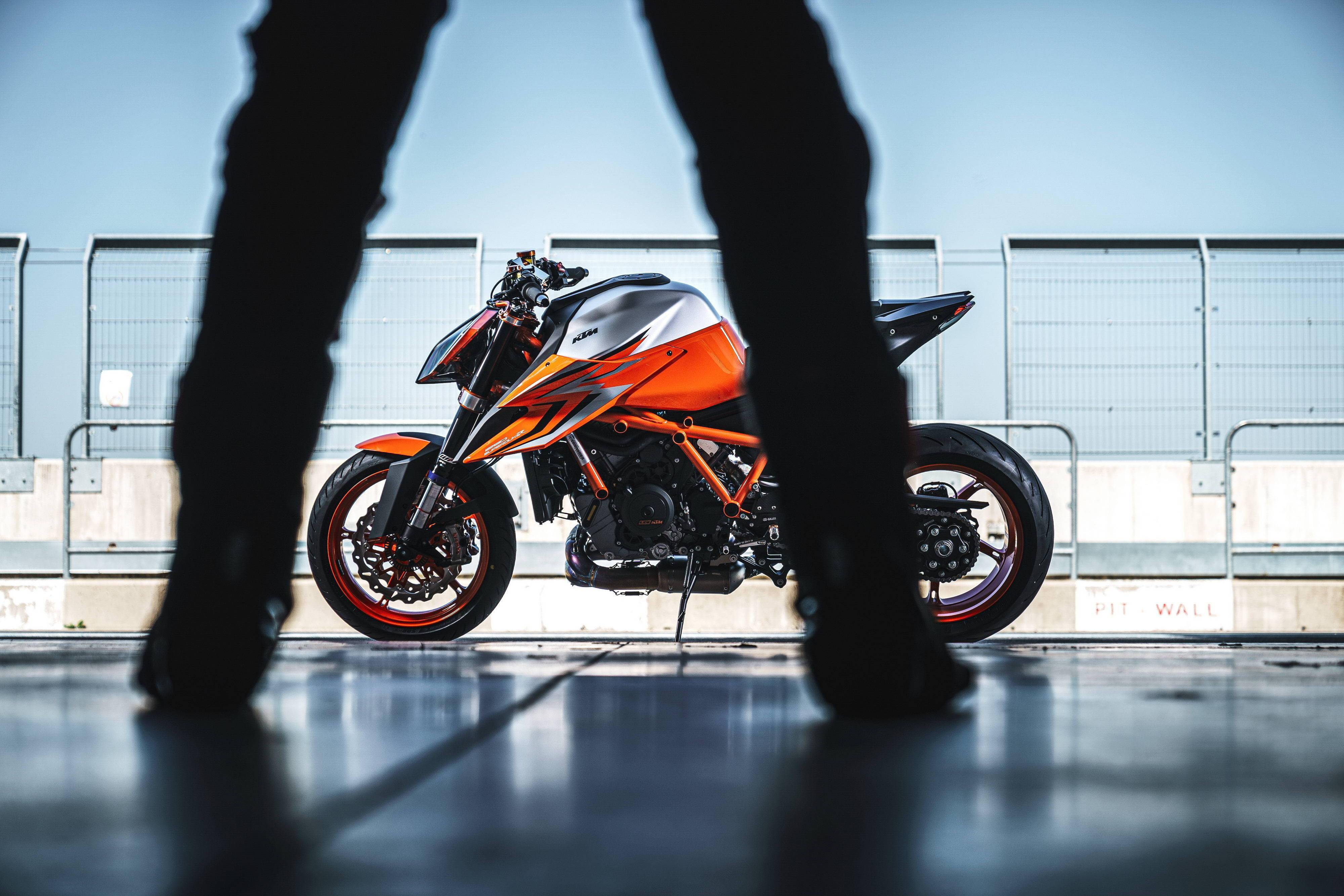 2022ktm1290supedukerrevo户外特写1