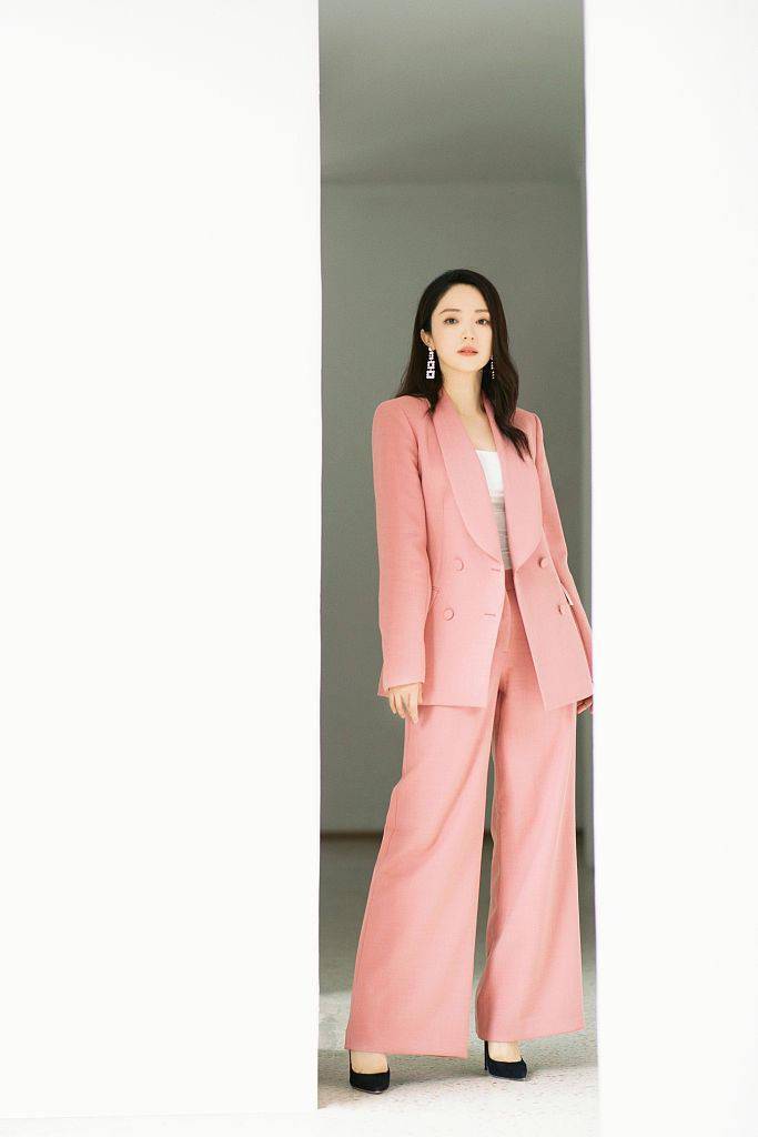 董璇最新个性写真释出酷飒似女高管 穿红粉双色西装气场十足