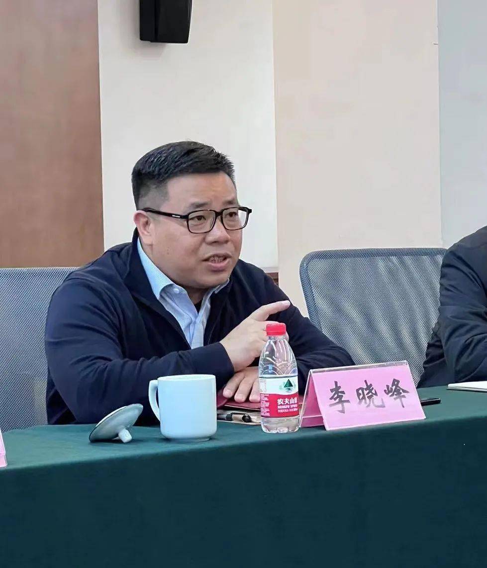 研究院杭州分院副院长李晓峰先生为大家作详细介绍参观创智绿谷中心