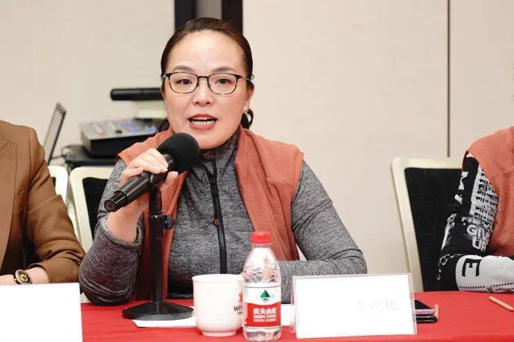 协执行会长兼秘书长 杭州行致盛房地产服务集团董事长李晓桃主持会议