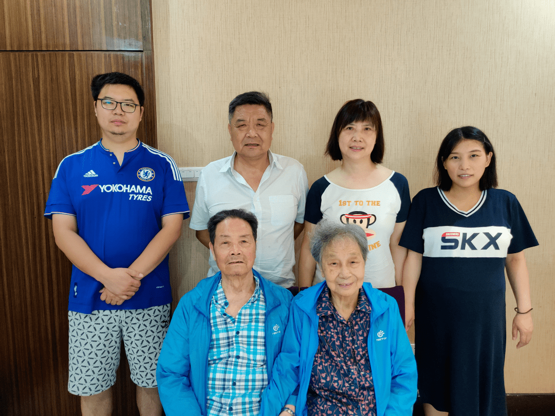 武装部革命军人家庭 中共党员 现为樊城区卫健局四级调研员 丈夫樊军